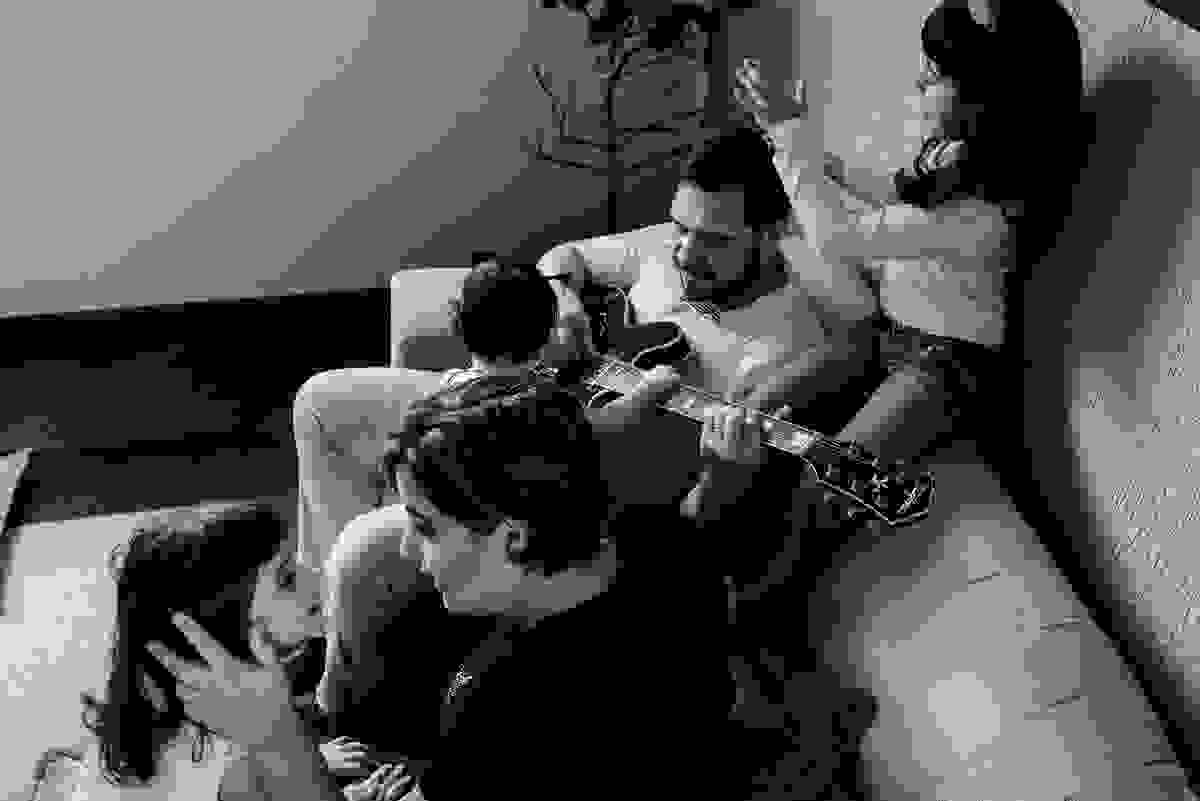 ensaio documental de familia curitiba, ensaio familia curitiba, book familia curitiba, ensaio fotografico familia, fotografia lifestyle curitiba, fotos de familia curitiba, fotografo de familia