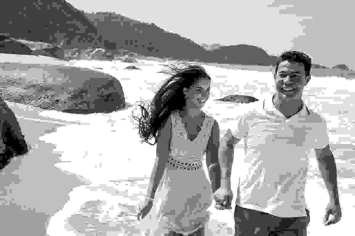 noivos se divertindo na praia fotos pre casamento em paraty