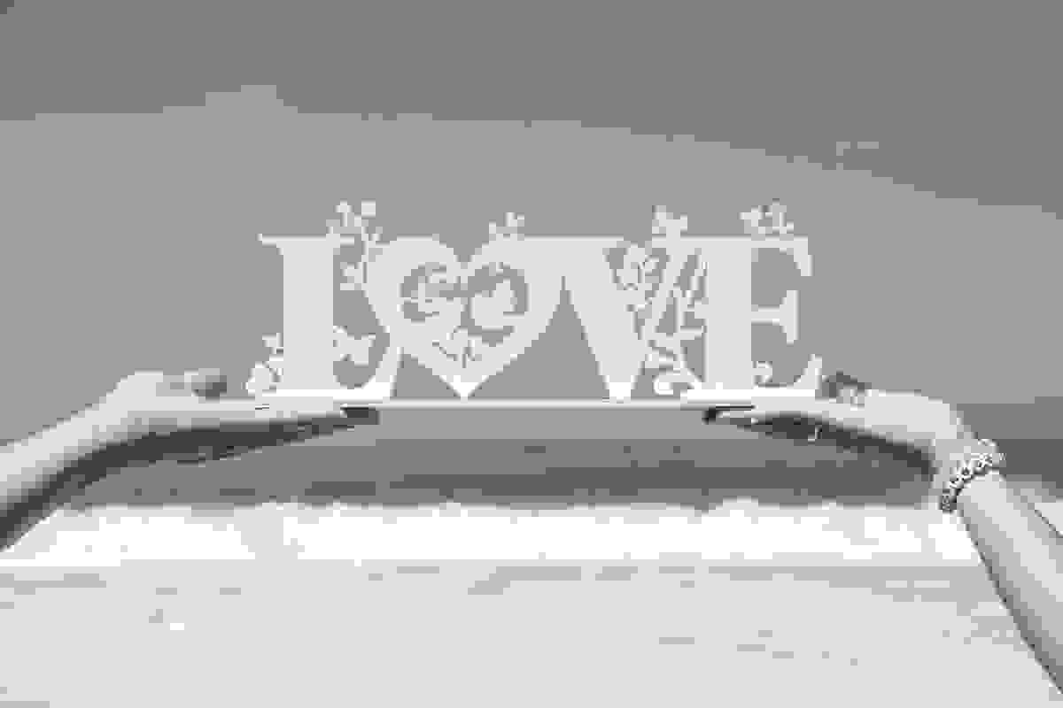 frase love nas maos dos noivos foto criativa