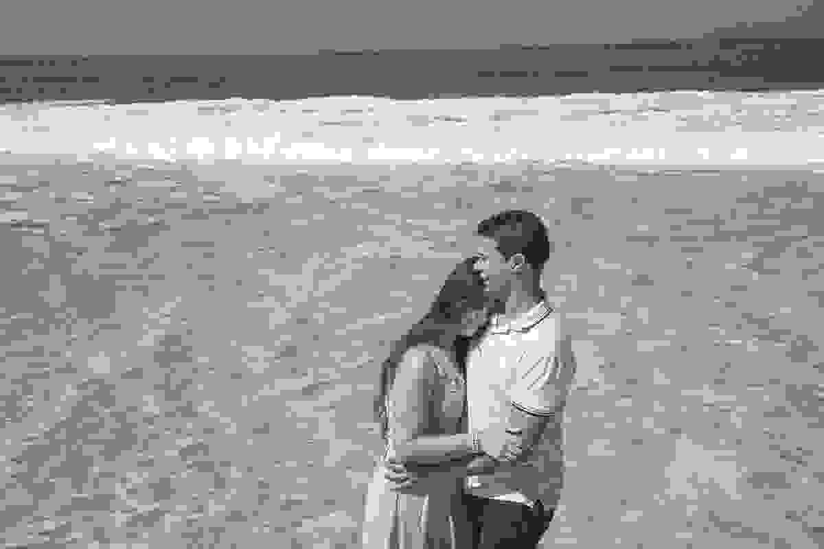 noivos abraçados em ensaio pre casamento em paraty