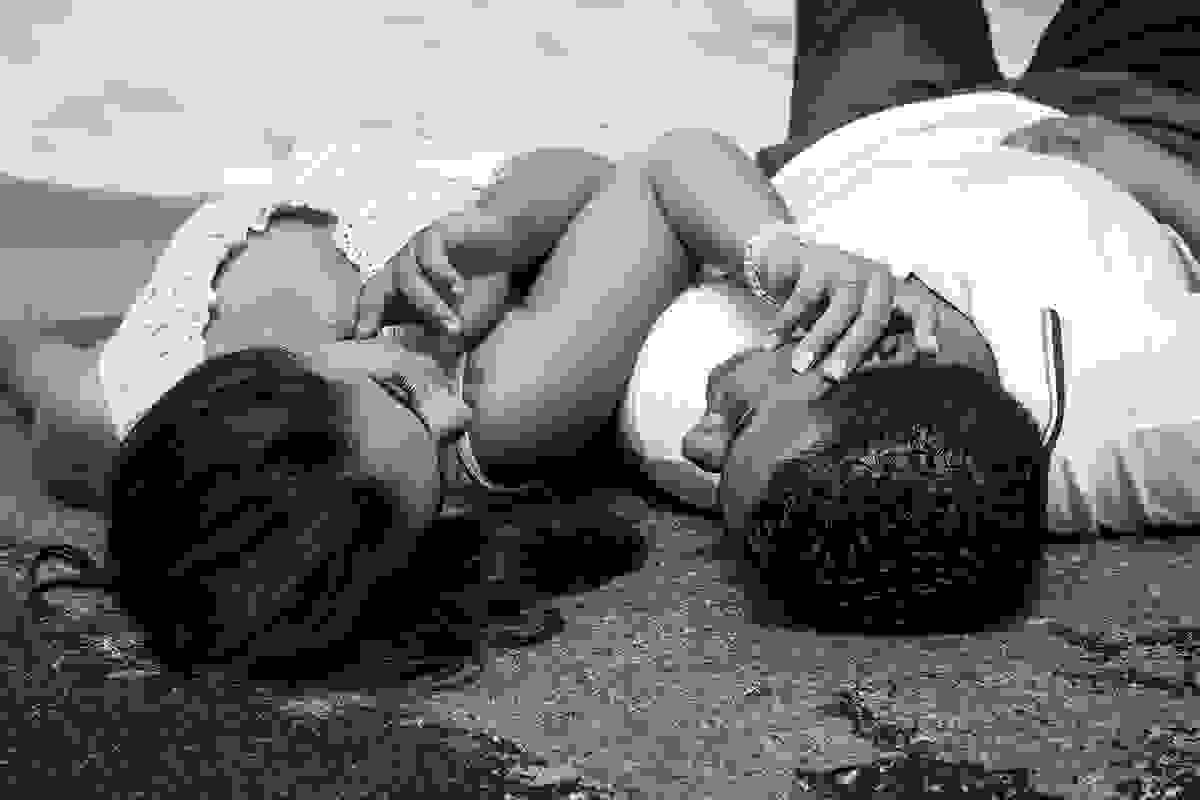 casal deitados em rocha foto preto e branco