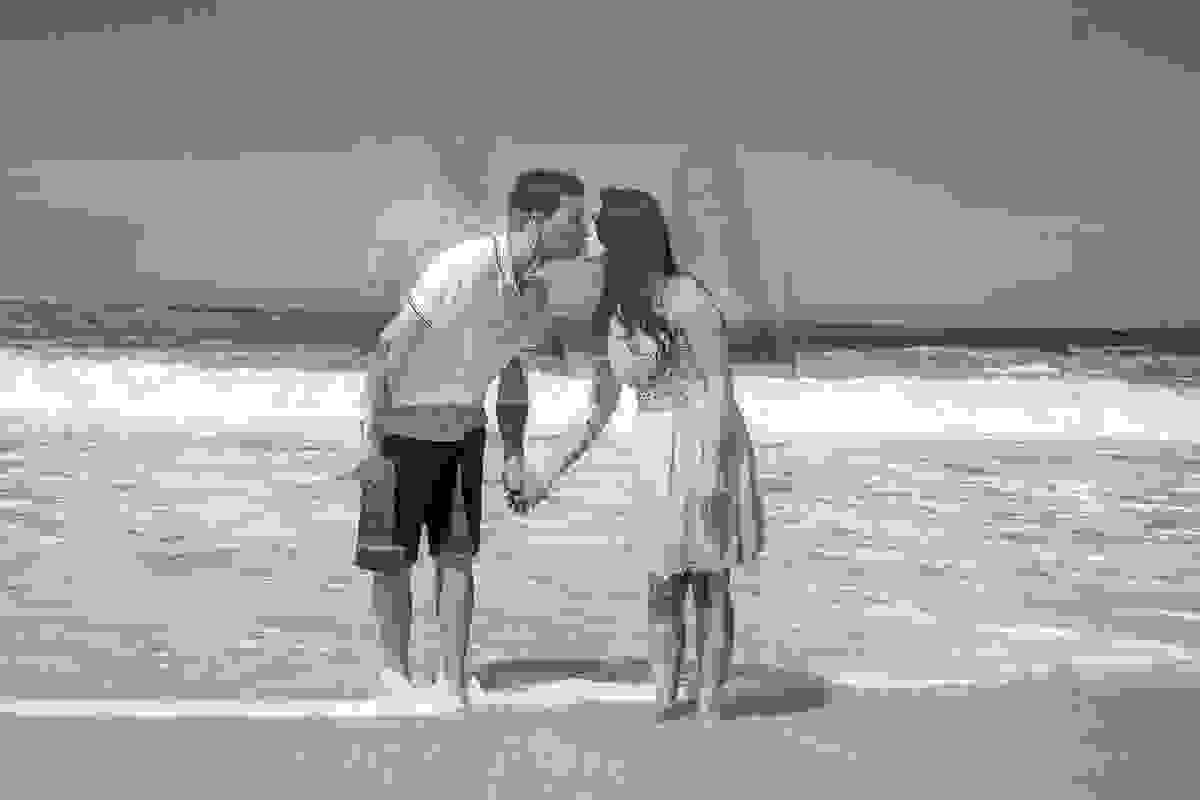 foto de dupla exposição de beijo de casal na praia
