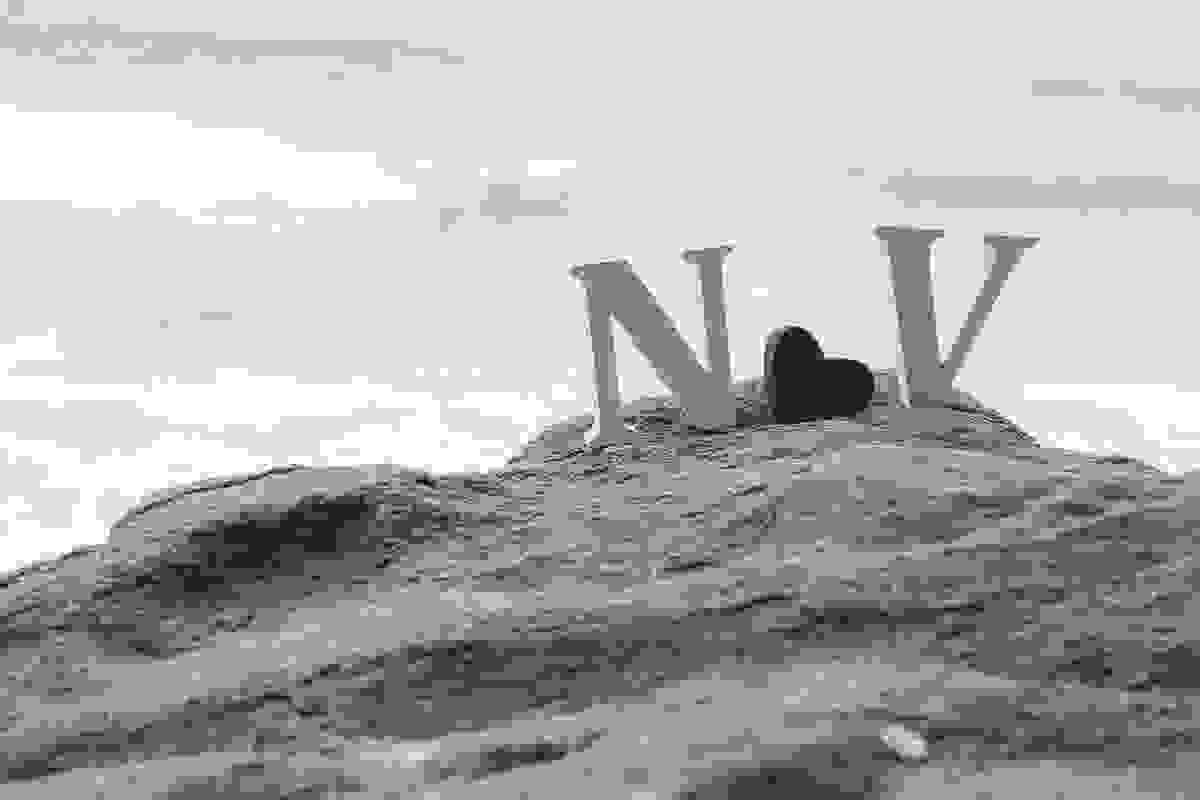 letras com iniciais dos noivos em rocha
