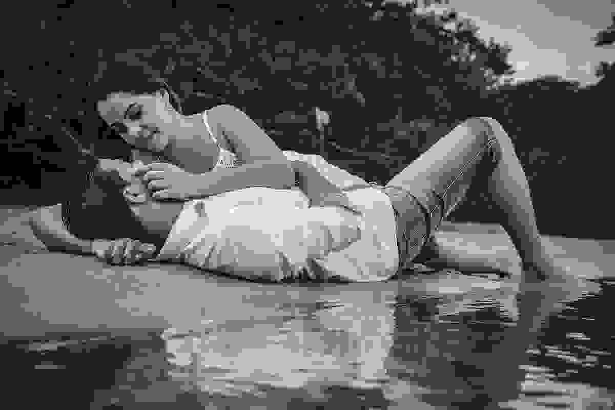 casal de noivos deitados na areia namorando em paraty