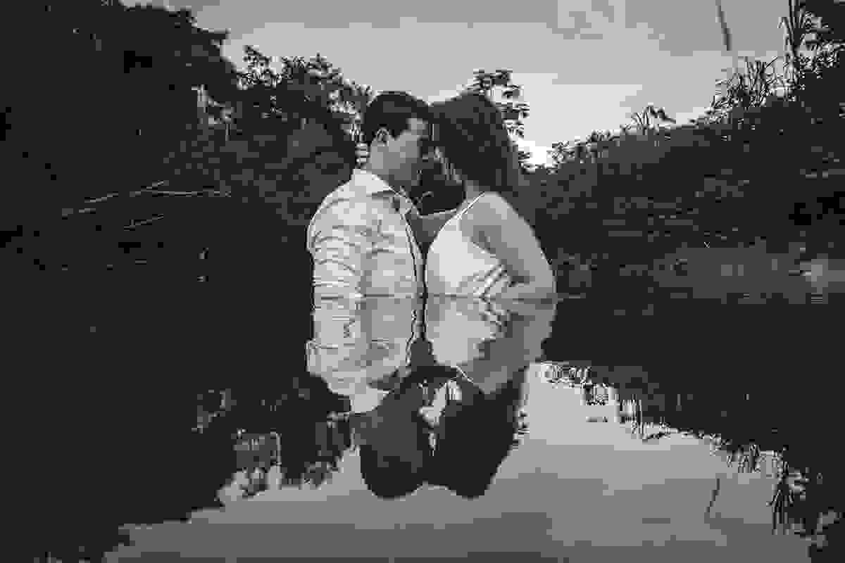 noivos no rio namorando em fotos pre casamento