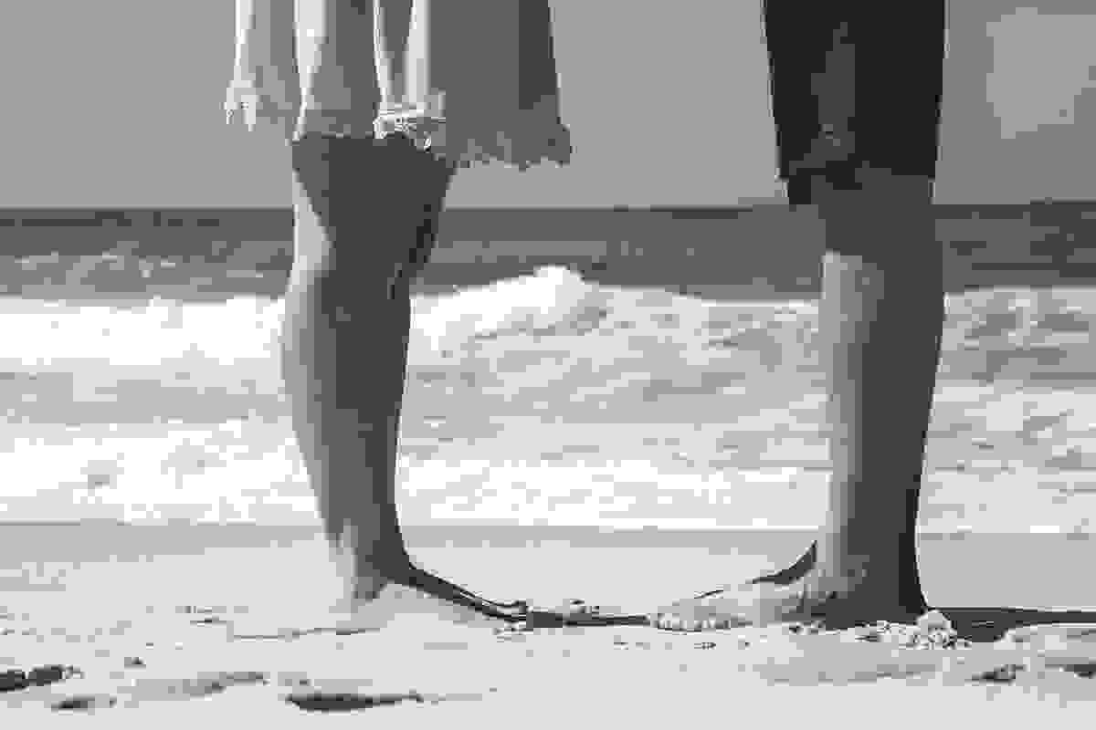 pés dos noivos na areia