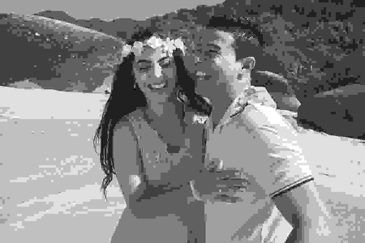 casal sorrindo durante sessao de fotos