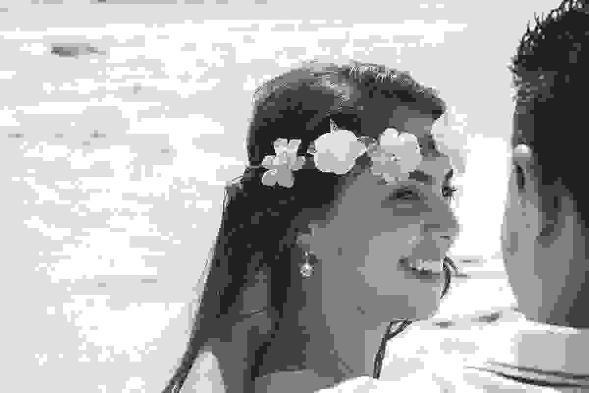 noiva sorrindo em ensaio na praia em paraty rj