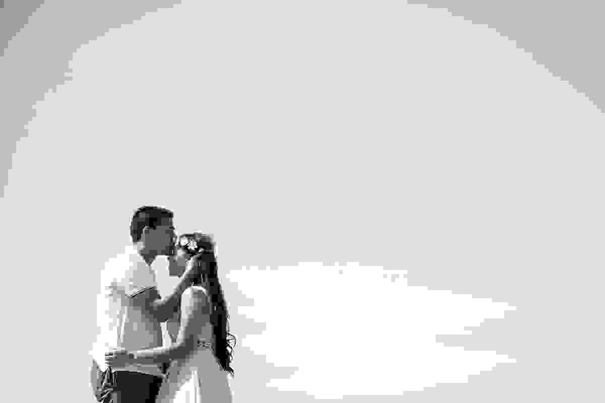 noivo beija a testa da noiva foto preto e branco