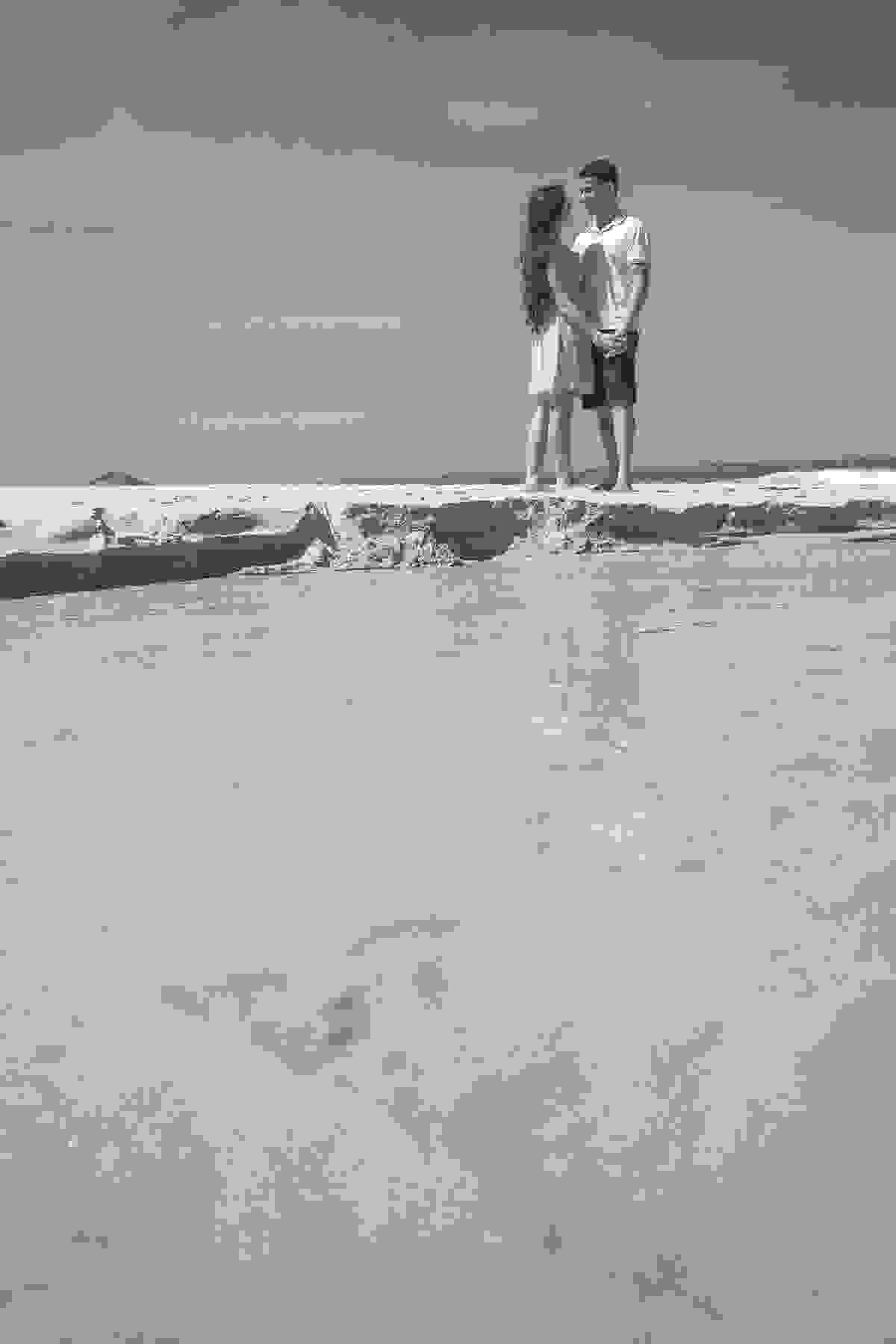 casal de mãos dadas na praia ensaio pre wedding