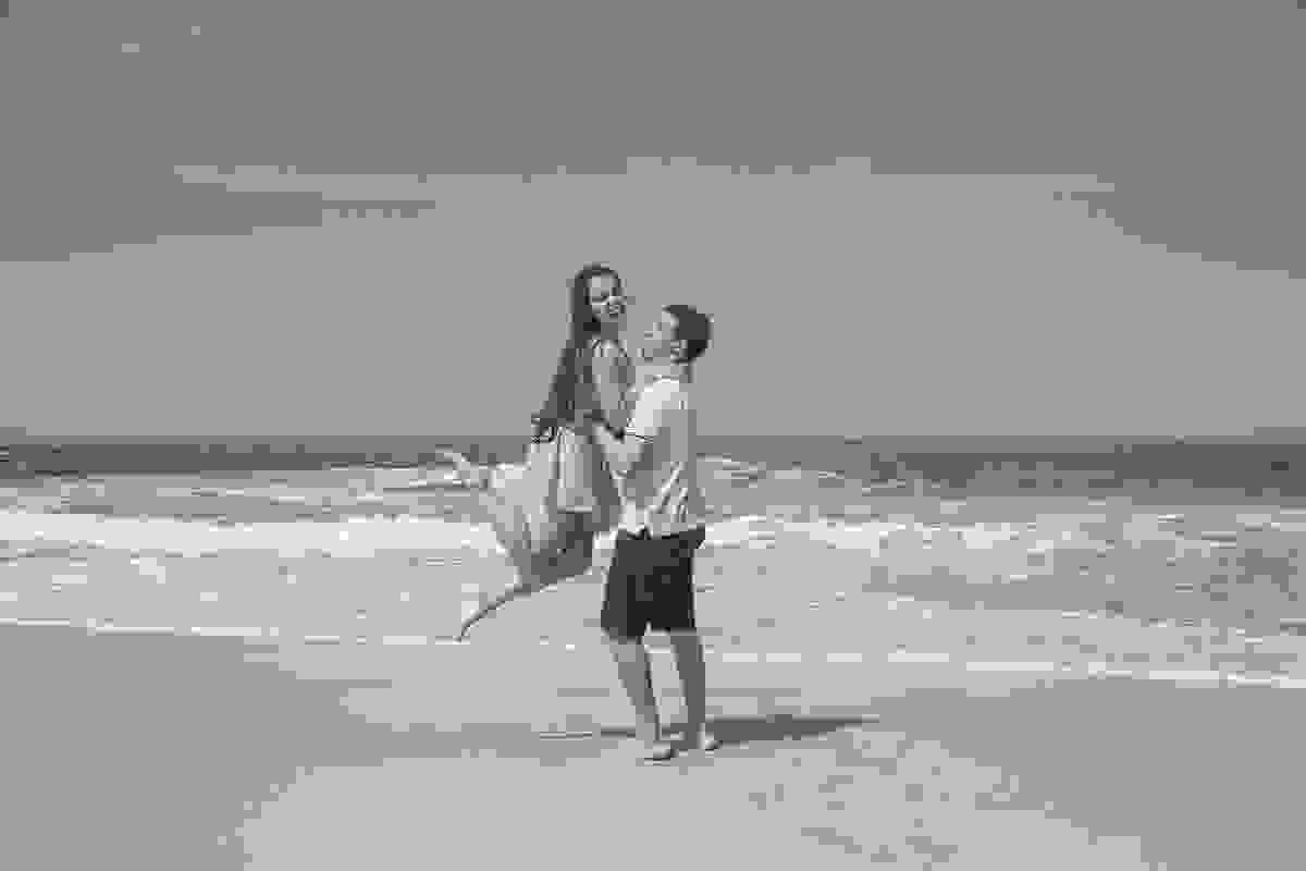 noivo carrega a noiva em sessao de fotos pre casamento