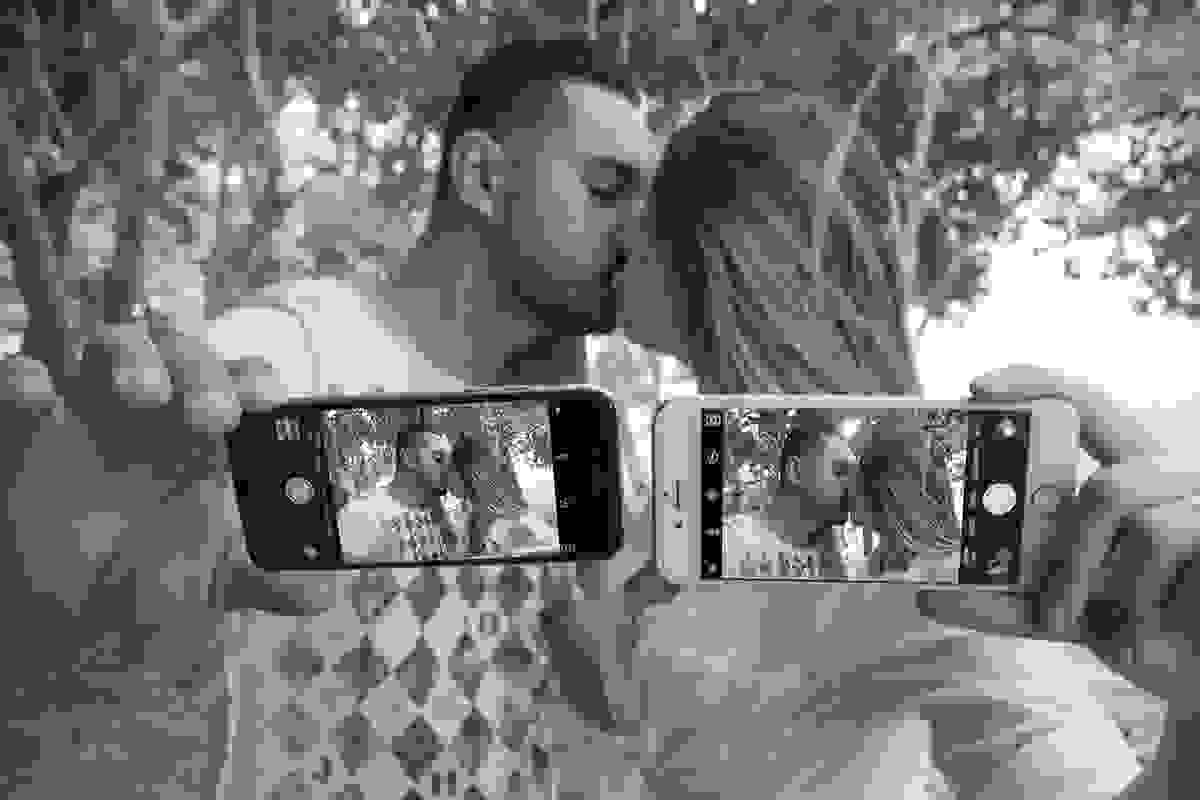 noivos fazem selfie dupla com celulares