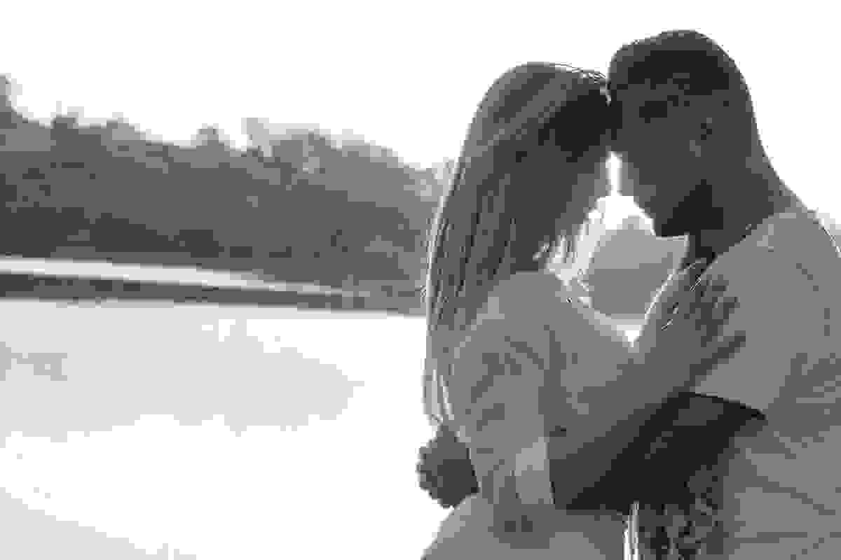 noivos namorando em por do sol em parque em vinhedo sessao de fotos pre casamento