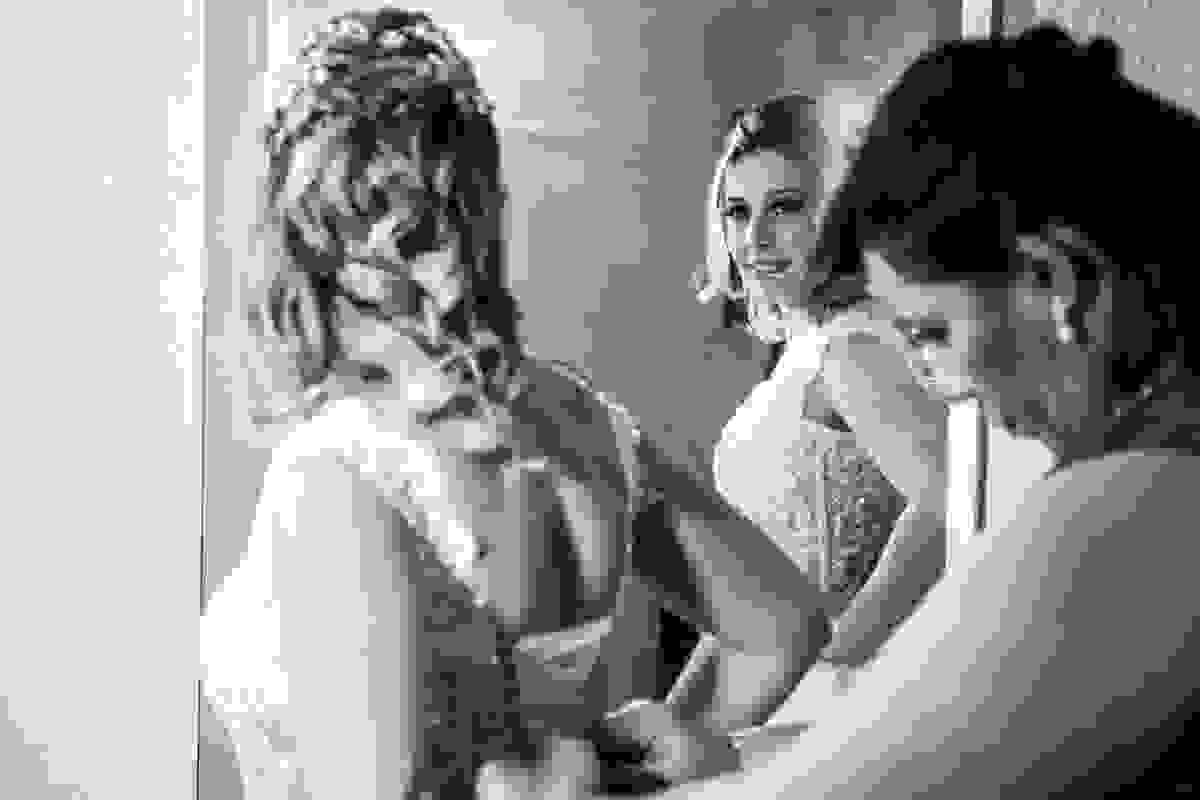 mãe da noiva colocando o vestido