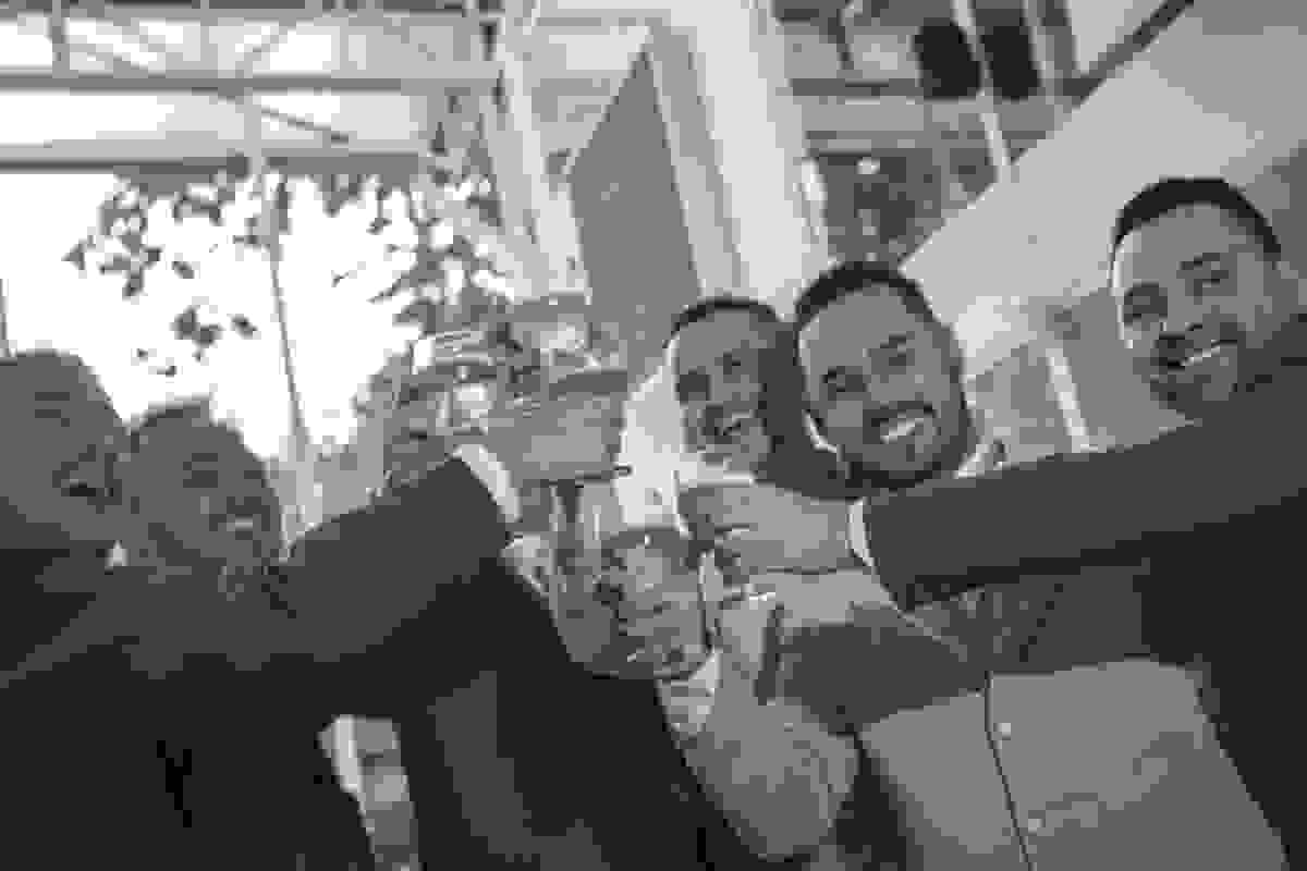 noivo brinda com os padrinhos