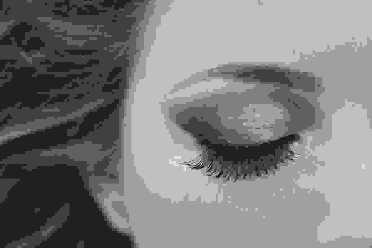 olhos fechados da noiva em making off