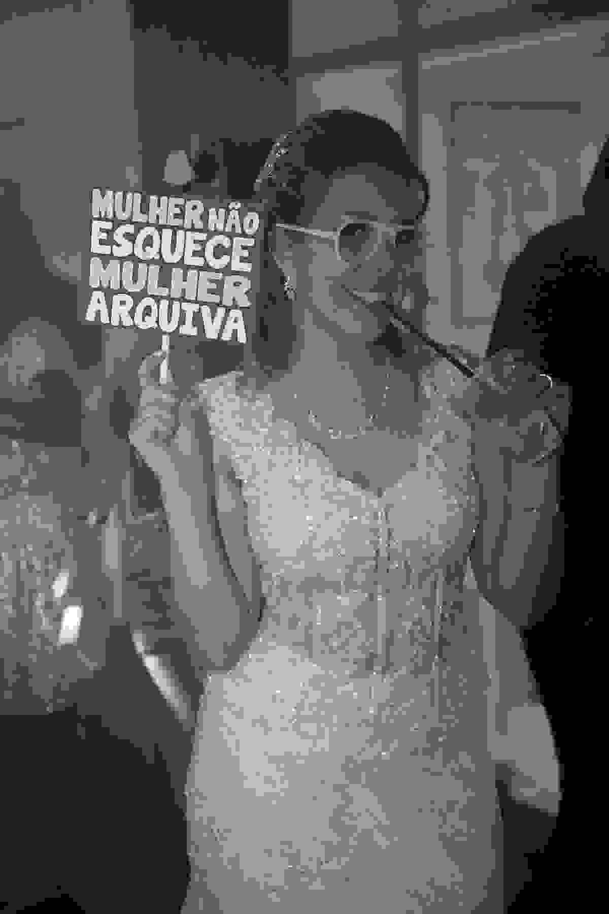 noiva em festa com placa