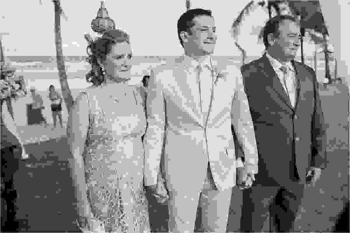 Noivo entra com seu pai e mãe