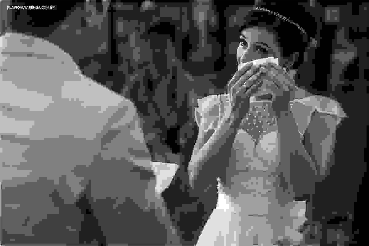 Noiva emocionada durante seu casamento