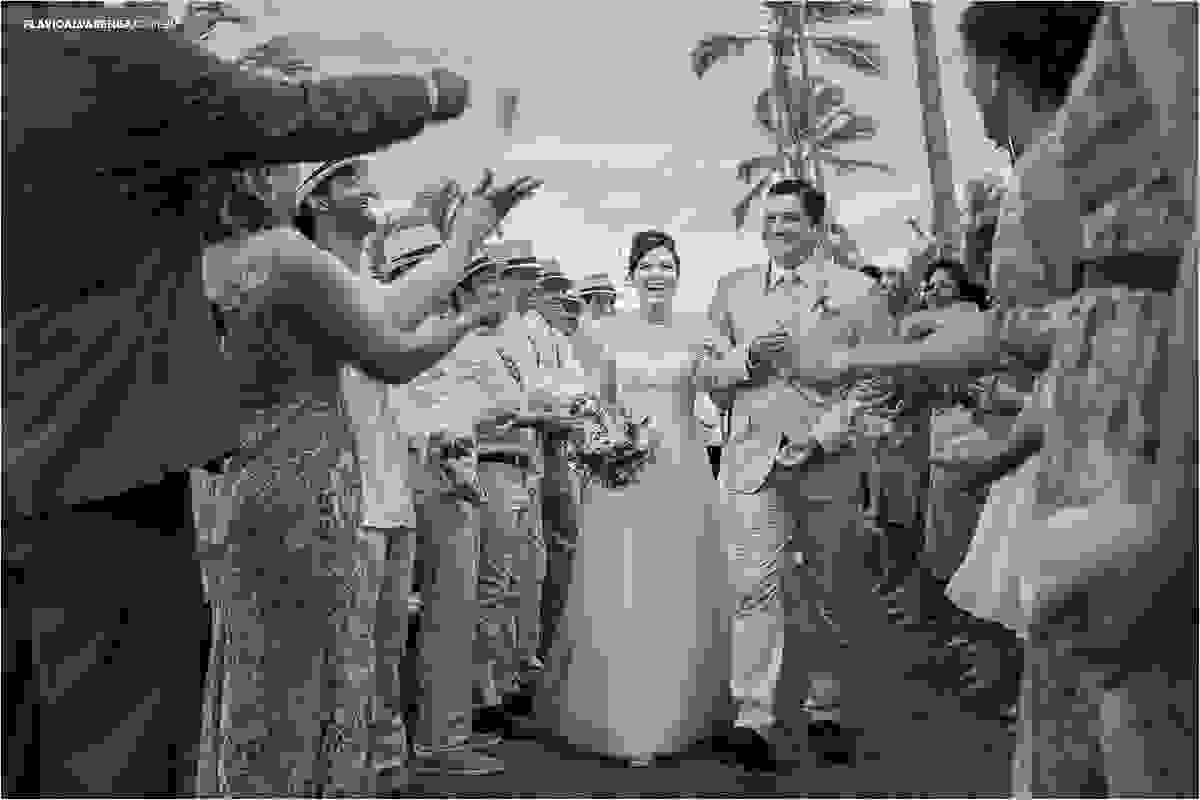 Saída dos noivos casamento de dia