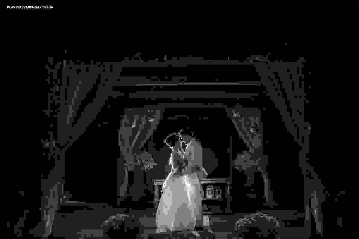foto criativa de casamento do noivo e da noiva
