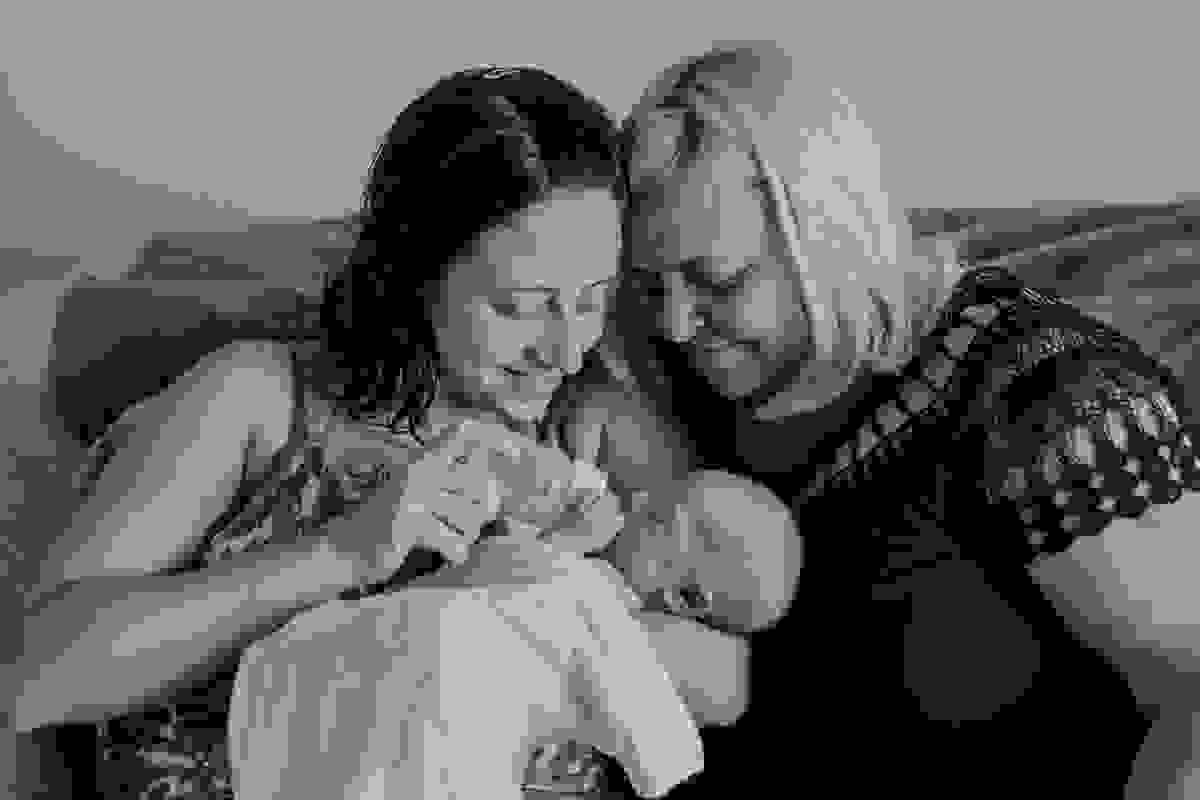 Fotografia Afetiva com Aline Lelles e Rodrigo Wittitz , Fotografia de Familia , Natural Newborn Photography , Fotografia Lifestyle , Baby Maya no coloco da mãe e da avó
