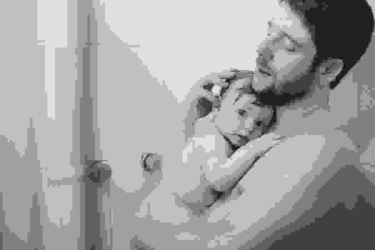 Fotografia Afetiva com Aline Lelles e Rodrigo Wittitz , Fotografia de Familia , Fotografia Lifestyle , Acompanhamento de Bebê , Gui 6 meses vamos para o banho com o papai família já tão amada por nós
