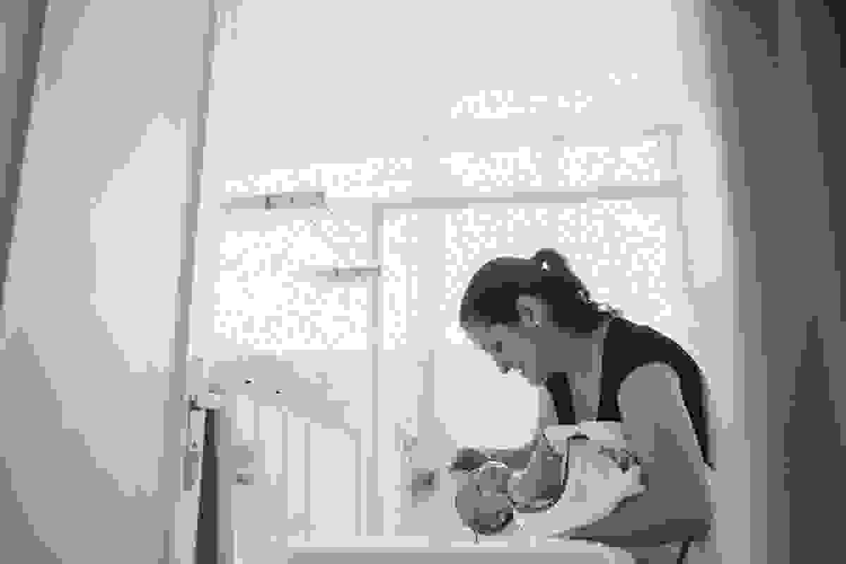 Fotografia Afetiva com Aline Lelles e Rodrigo Wittitz, Fotografia de família , ensaio de família, Natural Newborn Photography, Fotografia Lifestyle, a vida como ela é, Cris , Roberto e Isabel que é uma fofura mamando, tomando banho...