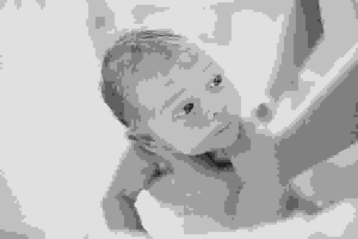 Fotografia Afetiva com Aline Lelles e Rodrigo Wittitz, Fotografia de família , ensaio de família, Natural Newborn Photography, Fotografia Lifestyle, a vida como ela é, Cris , Roberto e Isabel que é uma fofura mamando, tomando banho...