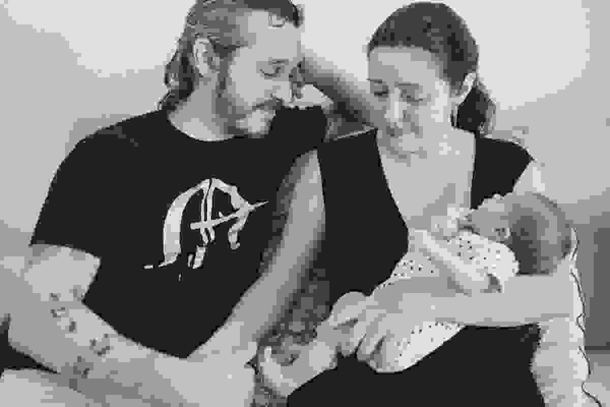 Fotografia Afetiva com Aline Lelles e Rodrigo Wittitz, Fotografia de família , ensaio de família, Natural Newborn Photography, Fotografia Lifestyle, a vida como ela é, Cris , Roberto e Isabel que é uma fofura mamando, tomando banho...