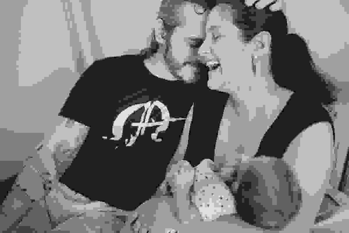 Fotografia Afetiva com Aline Lelles e Rodrigo Wittitz, Fotografia de família , ensaio de família, Natural Newborn Photography, Fotografia Lifestyle, a vida como ela é, Cris , Roberto e Isabel que é uma fofura mamando, tomando banho...