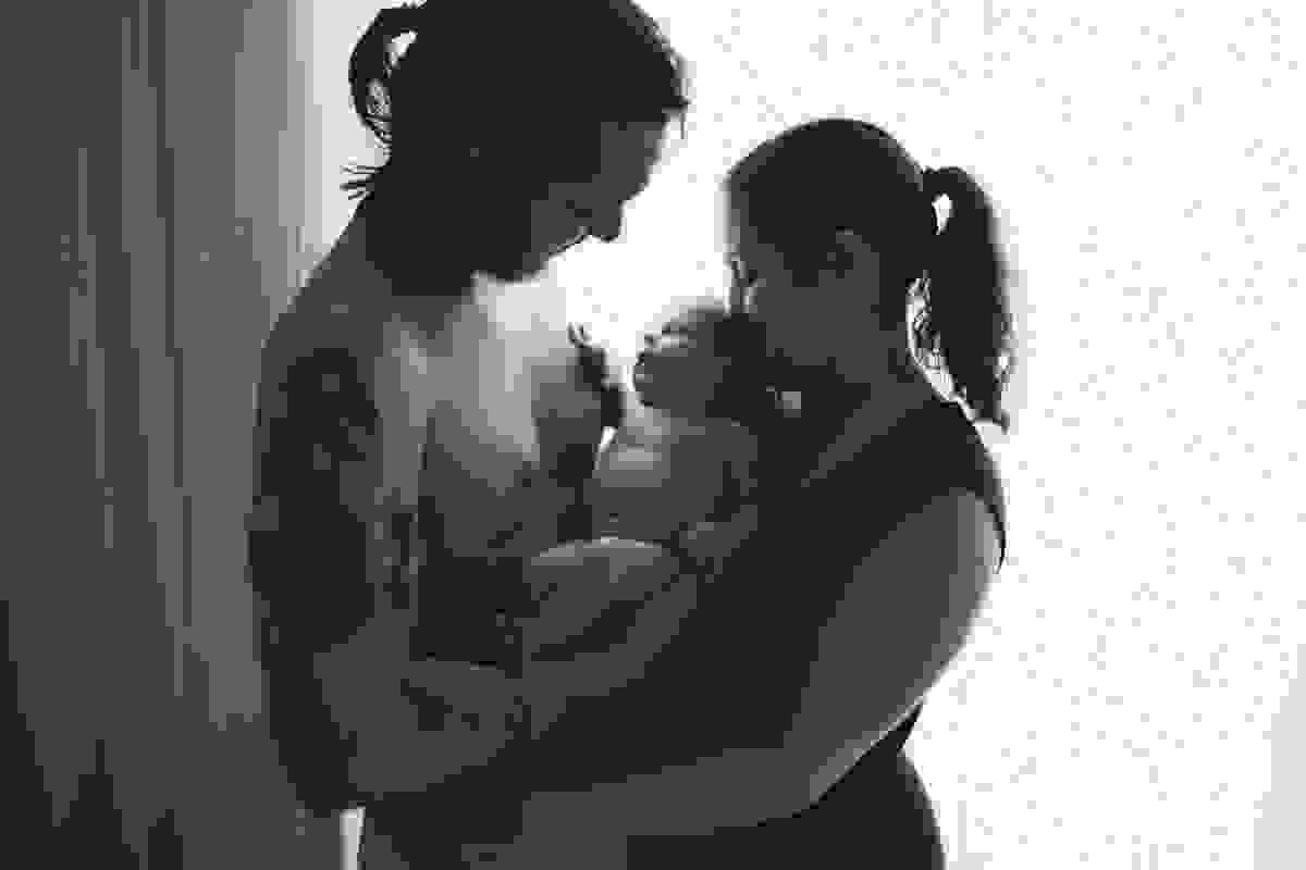 Fotografia Afetiva com Aline Lelles e Rodrigo Wittitz, Fotografia de família , ensaio de família, Natural Newborn Photography, Fotografia Lifestyle, a vida como ela é, Cris , Roberto e Isabel que é uma fofura mamando, tomando banho...