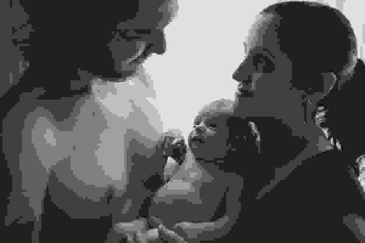 Fotografia Afetiva com Aline Lelles e Rodrigo Wittitz, Fotografia de família , ensaio de família, Natural Newborn Photography, Fotografia Lifestyle, a vida como ela é, Cris , Roberto e Isabel que é uma fofura mamando, tomando banho...