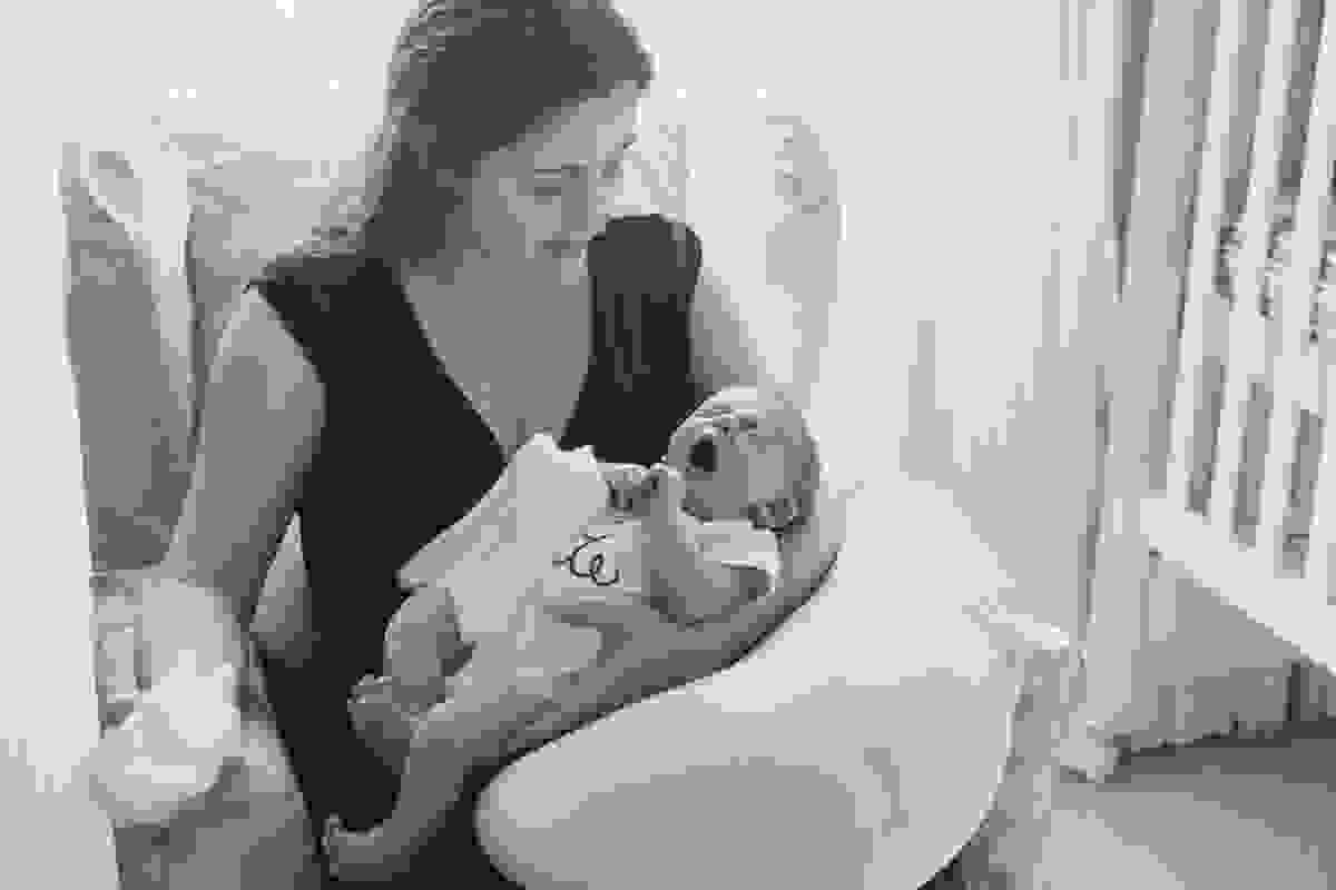 Fotografia Afetiva com Aline Lelles e Rodrigo Wittitz, Fotografia de família , ensaio de família, Natural Newborn Photography, Fotografia Lifestyle, a vida como ela é, Cris , Roberto e Isabel que é uma fofura mamando, tomando banho...