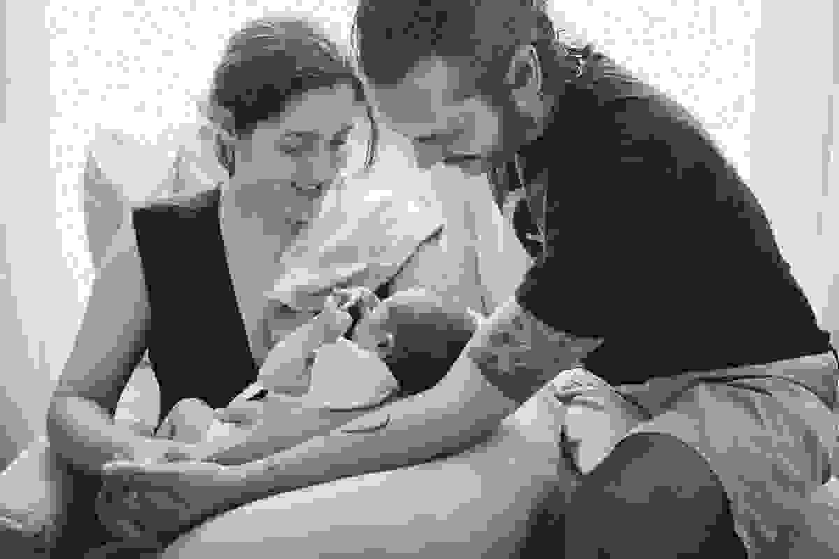 Fotografia Afetiva com Aline Lelles e Rodrigo Wittitz, Fotografia de família , ensaio de família, Natural Newborn Photography, Fotografia Lifestyle, a vida como ela é, Cris , Roberto e Isabel que é uma fofura mamando, tomando banho...