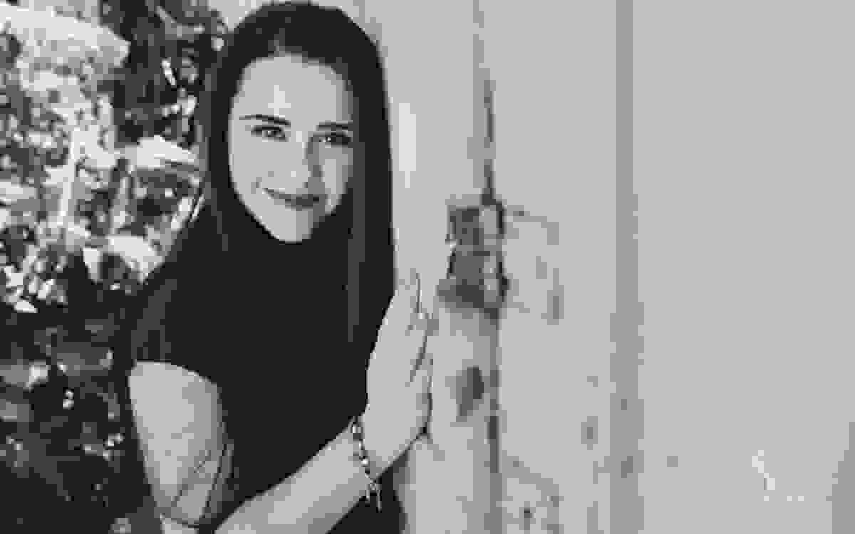 letícia pedro do detetives do prédio azul posando para a fotógrafa aline lelles do rio de janeiro com muita desenvoltura