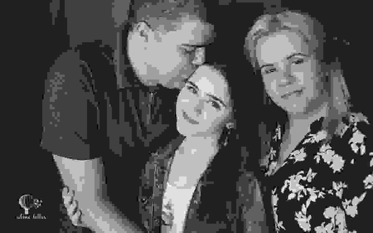 letícia pedro do detetives do prédio azul posando para a fotógrafa aline lelles do rio de janeiro com sua família
