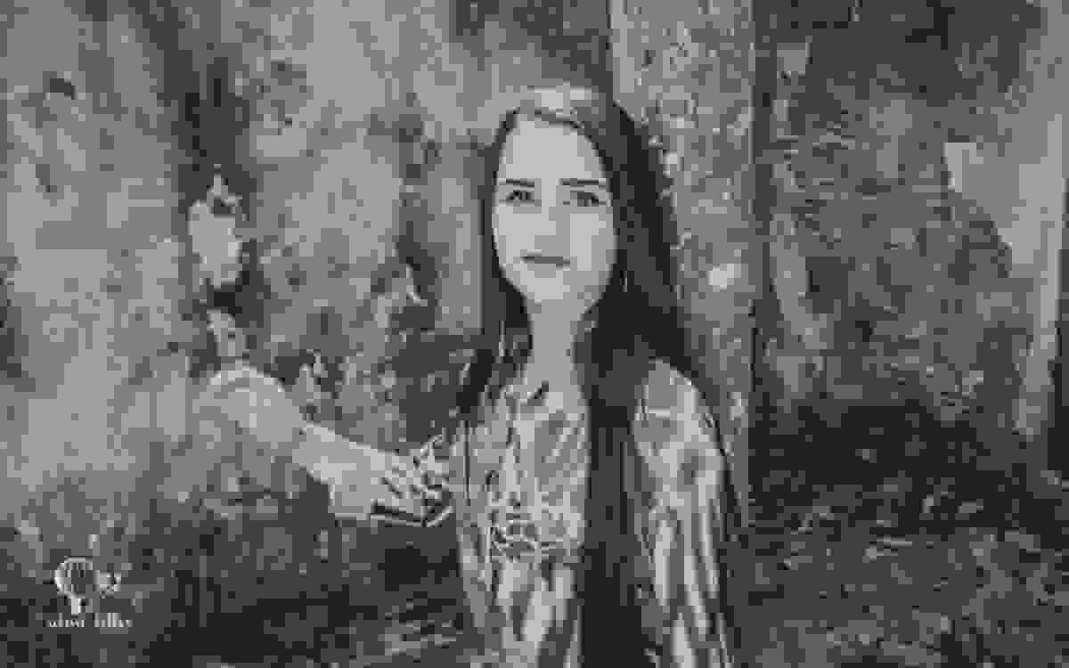 letícia pedro do detetives do prédio azul, programa do canal fechado Gloob, posando para a fotógrafa aline lelles do rio de janeiro com muita desenvoltura em ruínas