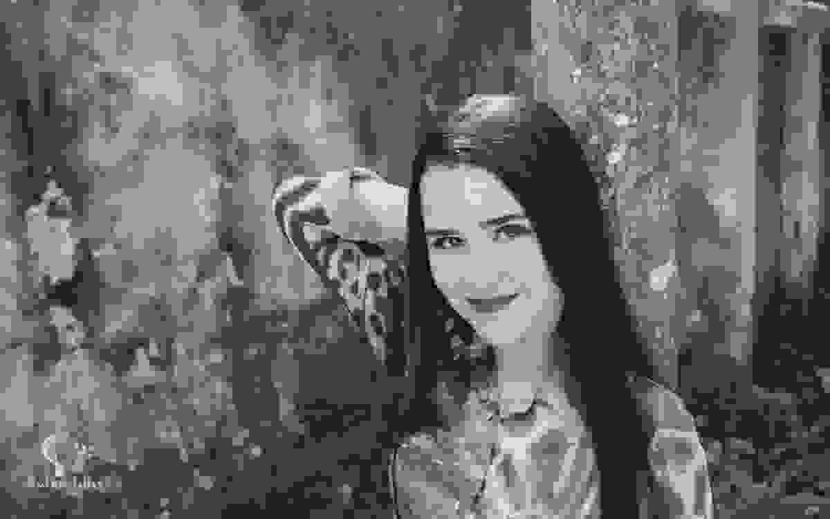 letícia pedro do detetives do prédio azul, programa do canal fechado Gloob, posando para a fotógrafa aline lelles do rio de janeiro com muita desenvoltura em ruínas