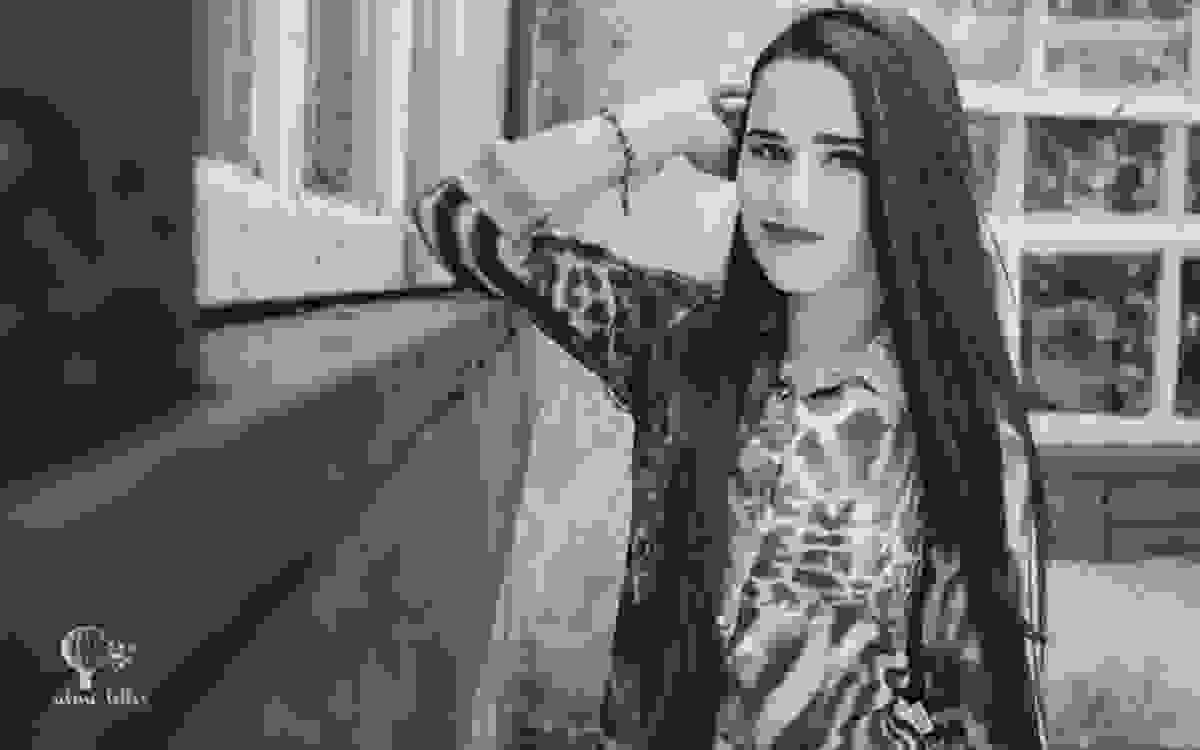 letícia pedro do detetives do prédio azul posando para a fotógrafa aline lelles do rio de janeiro com muita desenvoltura no restaurante a floresta na floresta da tijuca