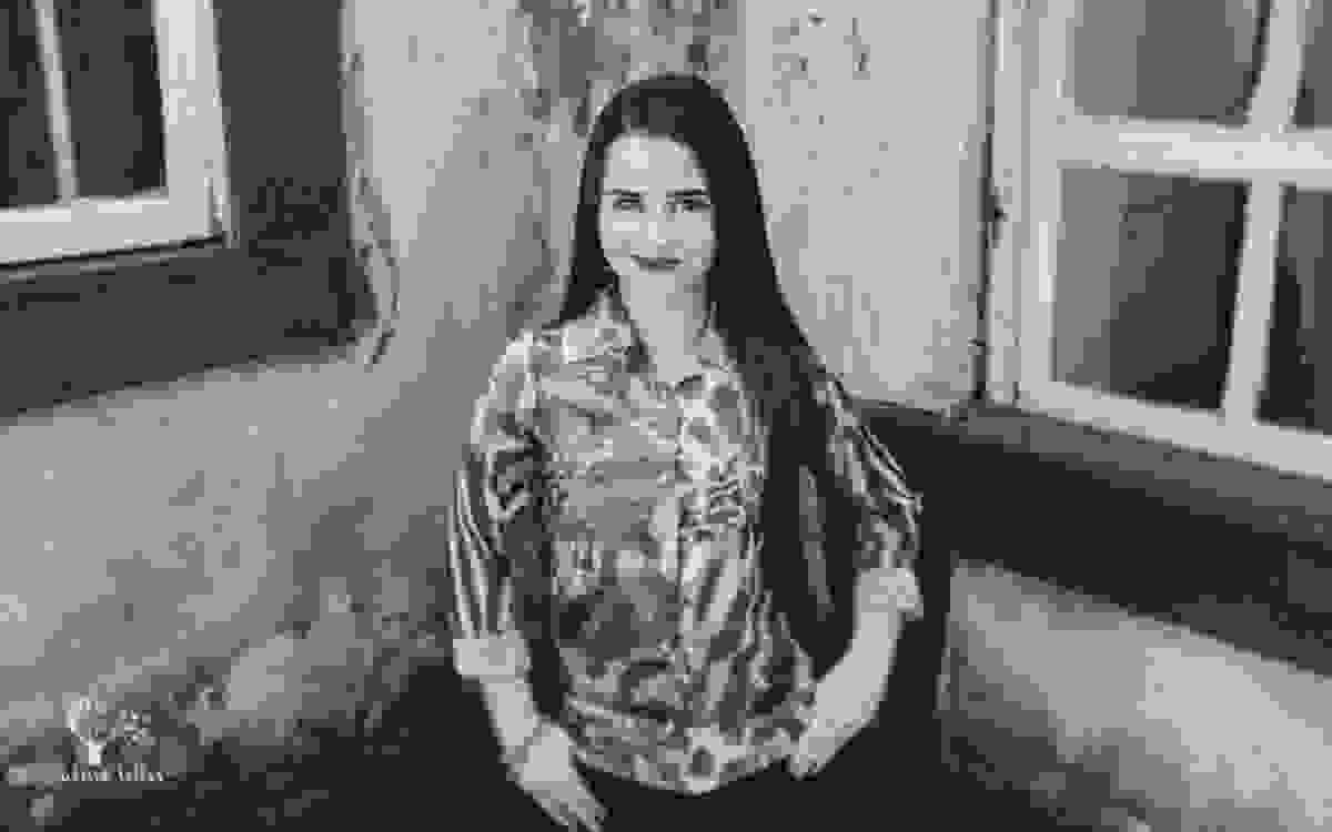 letícia pedro do detetives do prédio azul posando para a fotógrafa aline lelles do rio de janeiro com muita desenvoltura no restaurante a floresta na floresta da tijuca