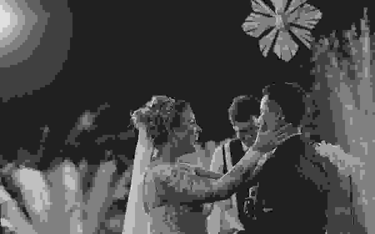 carolina ventriglia e augusto vivas se emocionam e se divertem em cerimônia de casamento realizado pelo celebrante edson na casa de festas villa morena no rio de janeiro, fotografia de aline lelles