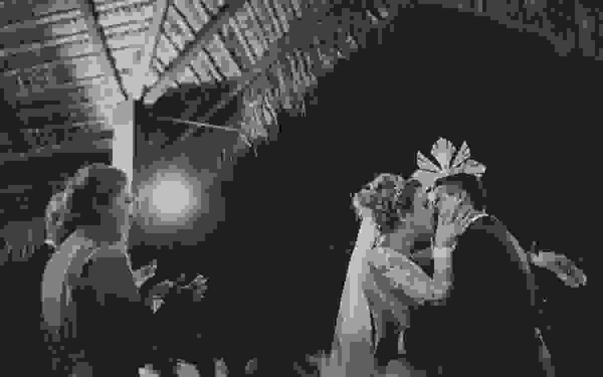 a hora do sim e a hora do beijo no casamento de carolina ventriglia e augusto vivas na casa de festa villa morena com fotografia de aline lelles