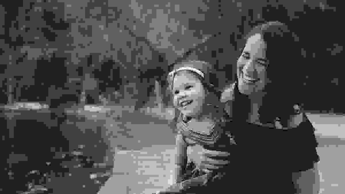 momento de amor entre mãe e filha durante ensaio fotografico de familia no jardim botanico do rio de janeiro