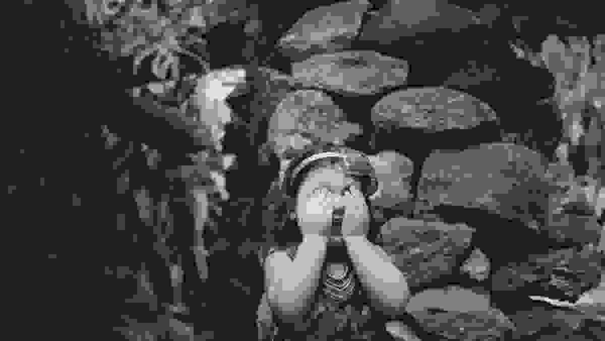 mãe e filha se divertem brincando de pique-esconde durante ensaio fotográfico de família no jardim botânico do rio de janeiro