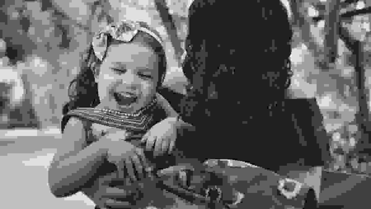 sessão de fotos entre mãe e filha no rio de janeiro no jardim botanico com a fotografa de familia aline lelles