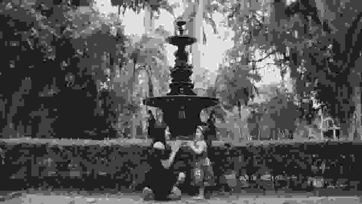 mãe e filha se divertem brincando durante ensaio fotográfico de família no jardim botânico do rio de janeiro