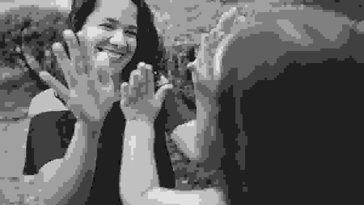 mãe e filha se divertem brincando durante ensaio fotográfico de família no jardim botânico do rio de janeiro