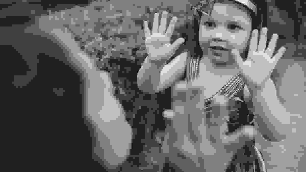 mãe e filha se divertem brincando durante ensaio fotográfico de família no jardim botânico do rio de janeiro