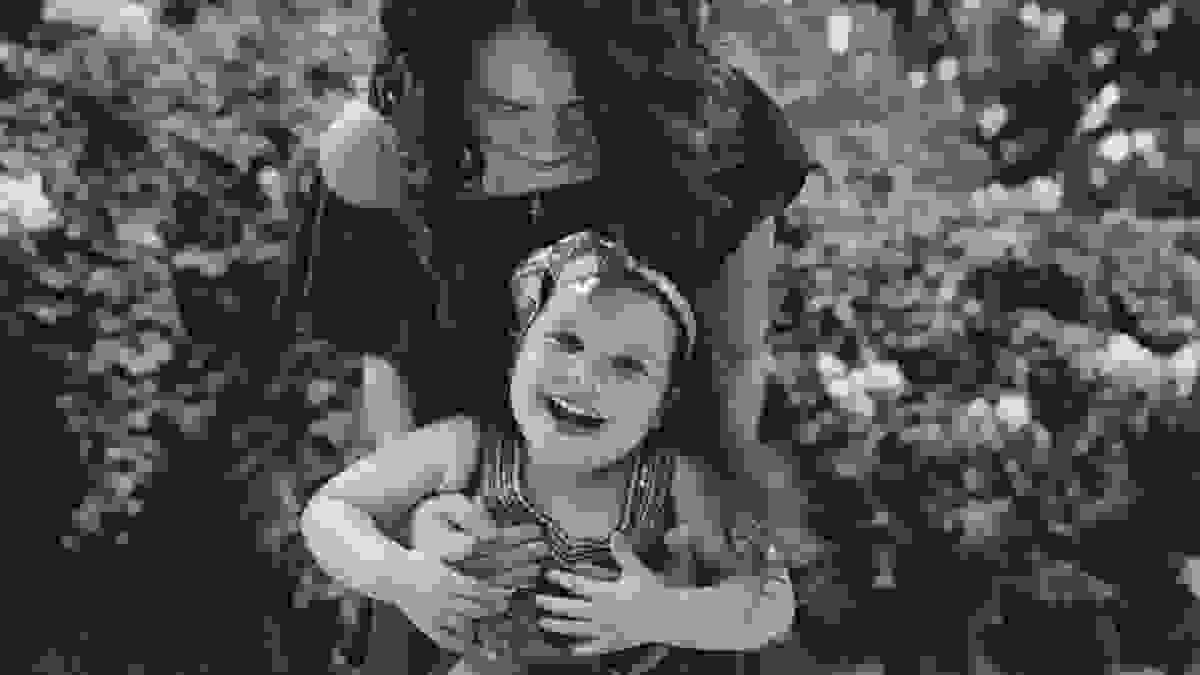 mae e filha se divertem no ensaio de familia no jardim botanico